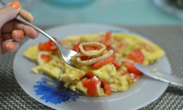 oqsilli parhez uchun kalmar bilan omlet